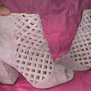 Kristen Cavallari Chinese Laundry Suede heels Beige good condition